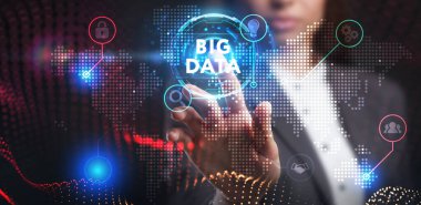 İş, Teknoloji, İnternet ve ağ konsepti. Genç işadamı geleceğin sanal ekranı üzerinde çalışıyor ve büyük verileri görüyor.