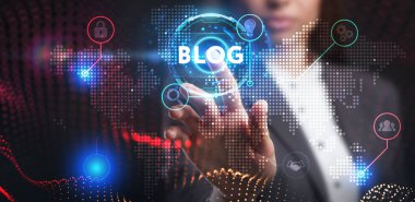 İş, Teknoloji, İnternet ve ağ konsepti. Genç işadamı geleceğin sanal ekranı üzerinde çalışıyor ve yazıyı görüyor: blog