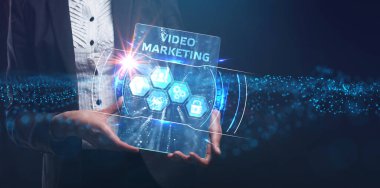 İş, Teknoloji, İnternet ve ağ konsepti. Genç işadamı geleceğin sanal ekranı üzerinde çalışıyor ve yazıyı görüyor: video pazarlama