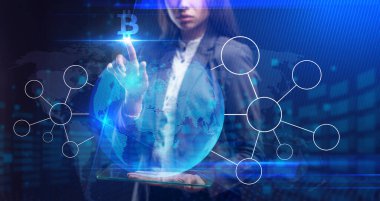 İş, Teknoloji, İnternet ve ağ konsepti. Genç işadamı geleceğin sanal ekranı üzerinde çalışıyor ve yazıyı görüyor.: 