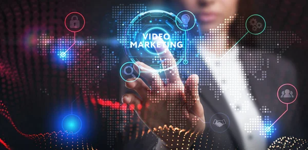 互联网和网络概念 年轻的商人在一个虚拟的未来屏幕上工作 看到的题词是 视频营销 — 图库照片