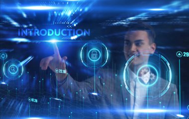 İş, Teknoloji, İnternet ve ağ konsepti. Genç işadamı geleceğin sanal ekranı üzerinde çalışıyor ve yazıyı görüyor: