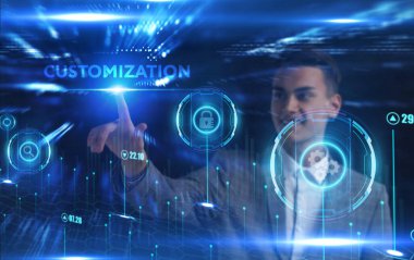 İş, Teknoloji, İnternet ve ağ konsepti. Genç işadamı geleceğin sanal ekranı üzerinde çalışıyor ve yazıyı görüyor: özelleştirme