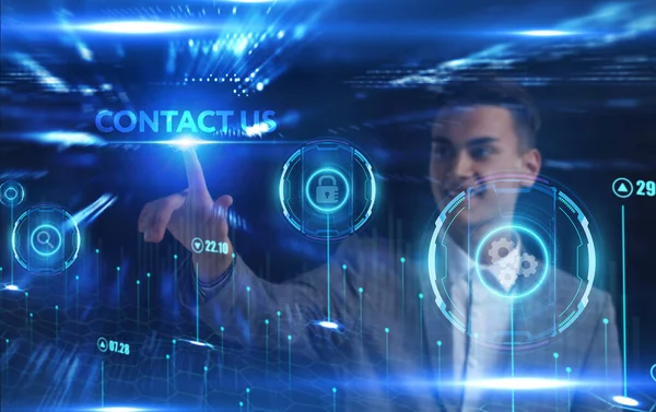 İş, Teknoloji, İnternet ve ağ konsepti. Genç işadamı geleceğin sanal ekranı üzerinde çalışıyor ve yazıyı görüyor: