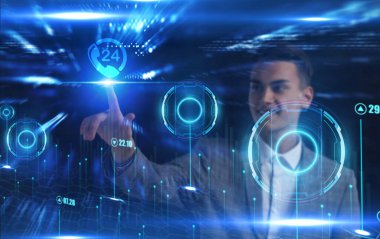 İş, Teknoloji, İnternet ve ağ konsepti. Genç işadamı geleceğin sanal ekranı üzerinde çalışıyor ve yazıyı görüyor.: 