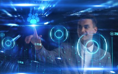 İş, Teknoloji, İnternet ve ağ konsepti. Genç işadamı geleceğin sanal ekranı üzerinde çalışıyor ve yazıyı görüyor.: 