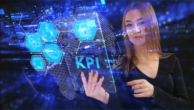 İş, Teknoloji, İnternet ve ağ konsepti. Genç işadamı geleceğin sanal ekranı üzerinde çalışıyor ve KPI yazısını görüyor:
