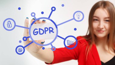 İş, Teknoloji, İnternet ve ağ konsepti. Genç işadamı geleceğin sanal ekranı üzerinde çalışıyor ve GDPR yazısını görüyor.