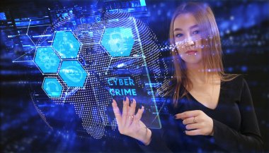 İş, Teknoloji, İnternet ve ağ konsepti. Genç işadamı geleceğin sanal ekranında çalışıyor ve yazıyı görüyor: siber suç.