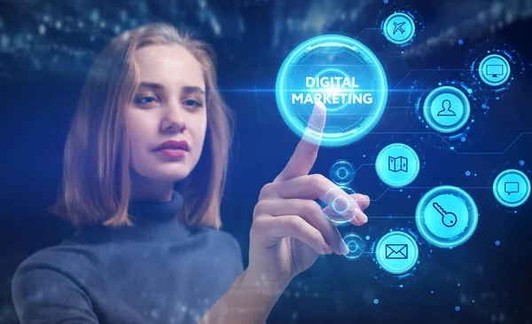 인터넷 네트워크 사업가가 미래의 화면에서 일하다가 디지털 마케팅 이라는 문구를 — 스톡 사진