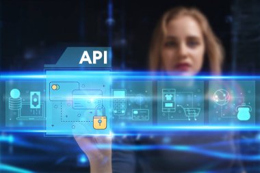 İş, teknoloji, internet ve ağ konsepti. Genç işadamı başarılı büyüme adımları üzerinde düşünüyor: API