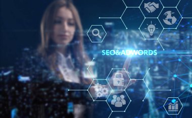 İş, teknoloji, internet ve ağ konsepti. Genç işadamı başarılı büyüme adımları üzerinde düşünüyor: SEO & Adwords