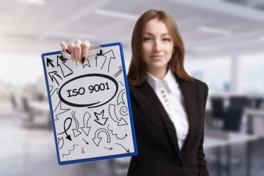 İş, teknoloji, internet ve ağ konsepti. Genç işadamı başarılı büyüme adımları üzerinde düşünüyor: ISO 9001