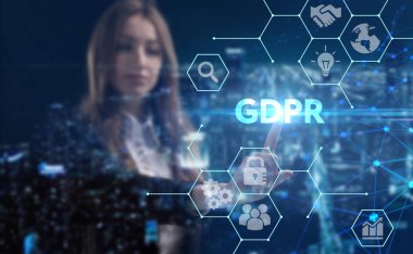 İş, teknoloji, internet ve ağ konsepti. Genç işadamı başarılı büyüme adımları üzerinde düşünüyor: GDPR