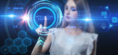 İş, teknoloji, internet ve ağ konsepti. Genç işadamı başarılı büyüme adımları üzerinde düşünüyor: fikri mülkiyet