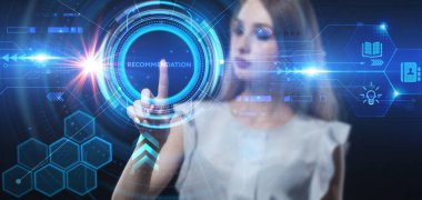 İş, teknoloji, internet ve ağ konsepti. Genç işadamı başarılı büyüme adımları üzerinde düşünüyor: Tavsiye