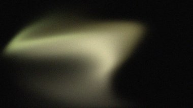 Siyah arkaplanda soluk köşegen ışınları içeren pürüzlü doku soyut kahverengi arkaplan