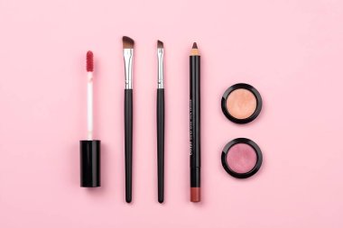 Renk arka plan üzerinde Dekoratif kozmetik ile düz yatıyordu kompozisyon