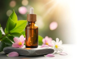 Cam şişedeki temel yağ. Taze çiçek ve bulanık arka planda yasemin çiçekleri.