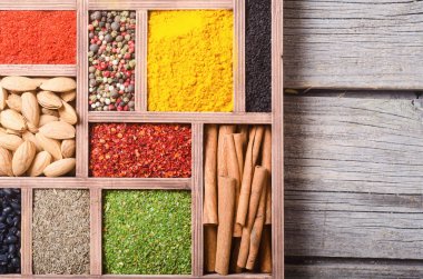 Ahşap kutusunda renkli Hint baharat. Üstten görünüm