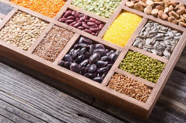 Renkli Hububat ve ahşap kutu fasulye