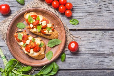 Bruschetta domates, fesleğen ve mozarella. Üstten Görünüm