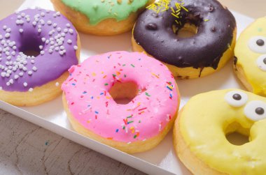 Kutusunda renkli pişmiş çörekler . 