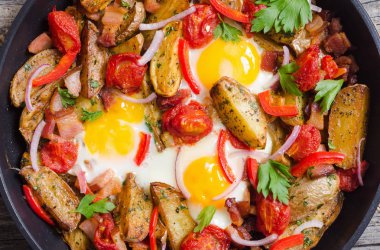 Sahanda yumurta sosis, patates ve sebze ile