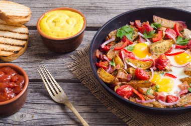 Sahanda yumurta sosis, patates ve sebze ile