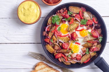 Sahanda yumurta sosis, patates ve sebze ile