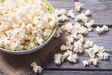 Ahşap zemin üzerine tuz patlamış mısır . 