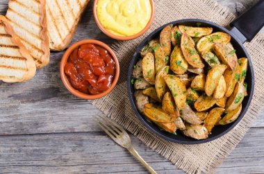 Tavada maydanoz ile kavrulmuş patates