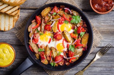 Sahanda yumurta sosis, patates ve sebze ile