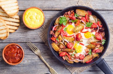 Sahanda yumurta sosis, patates ve sebze ile