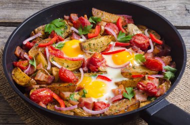 Sahanda yumurta sosis, patates ve sebze ile