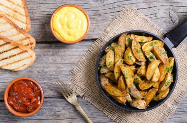 Tavada maydanoz ile kavrulmuş patates