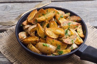 Tavada maydanoz ile kavrulmuş patates