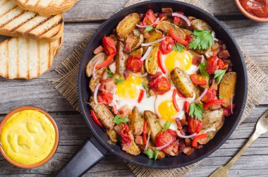 Sahanda yumurta sosis, patates ve sebze ile