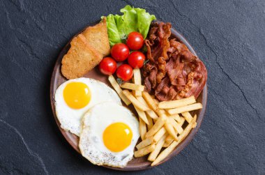 Breackfast: patates kızartması, pastırma, sahanda yumurta, domates, kızarmış ekmek