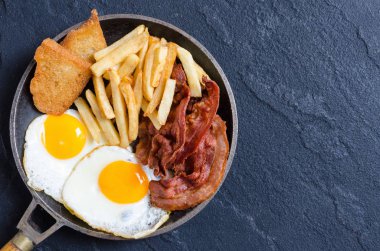Breackfast: patates kızartması, pastırma, kızarmış yumurta ve tost
