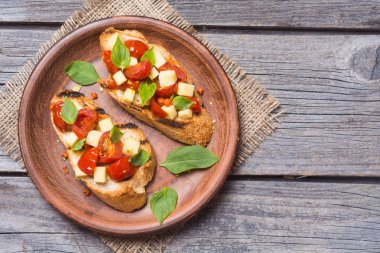Bruschetta domates, fesleğen ve mozarella