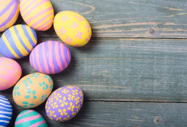 Ahşap arka planda renkli Paskalya yumurtaları