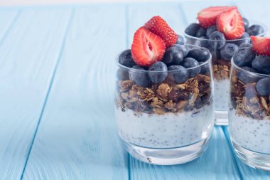 Chia yoğurt granola ile