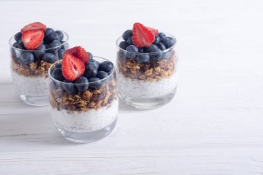 Chia yoğurt granola ile