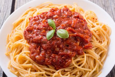 İtalyan makarna spagetti domates sosu ve fesleğen ile
