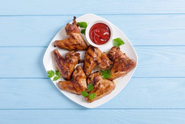 Izgara tavuk sosu, domates ve maydanoz ile kanatlar