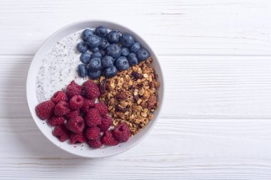 Chia yoğurt granola ve çilek (böğürtlen, ahududu )