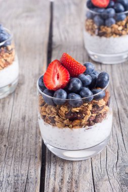 Chia yoğurt granola ve çilek (yaban mersini, çilek) cam