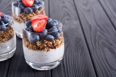 Chia yoğurt granola ve çilek (yaban mersini, çilek) cam