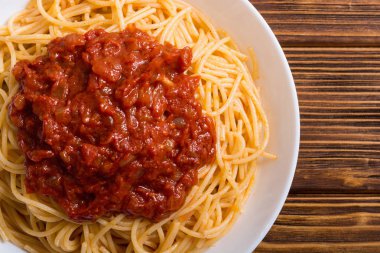 İtalyan makarna spagetti domates sosu ve fesleğen ile
